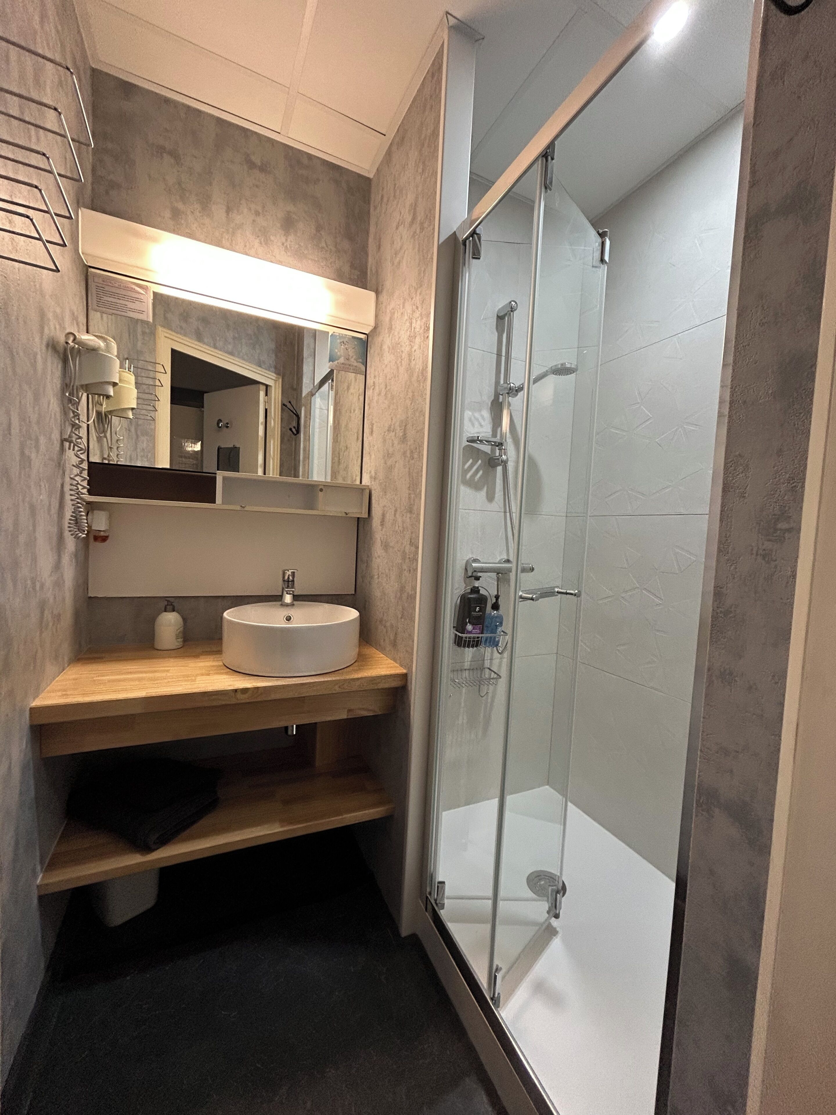 Chambre Triple | Salle de bain | Douche, articles de toilette gratuits, sèche-cheveux