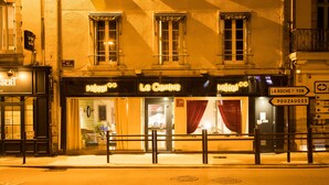 Un hotel llamado "Le Centre" con un cartel que indica "RUE DE L'ESPRIT" y "LA ROCHE 9 YON" cerca.