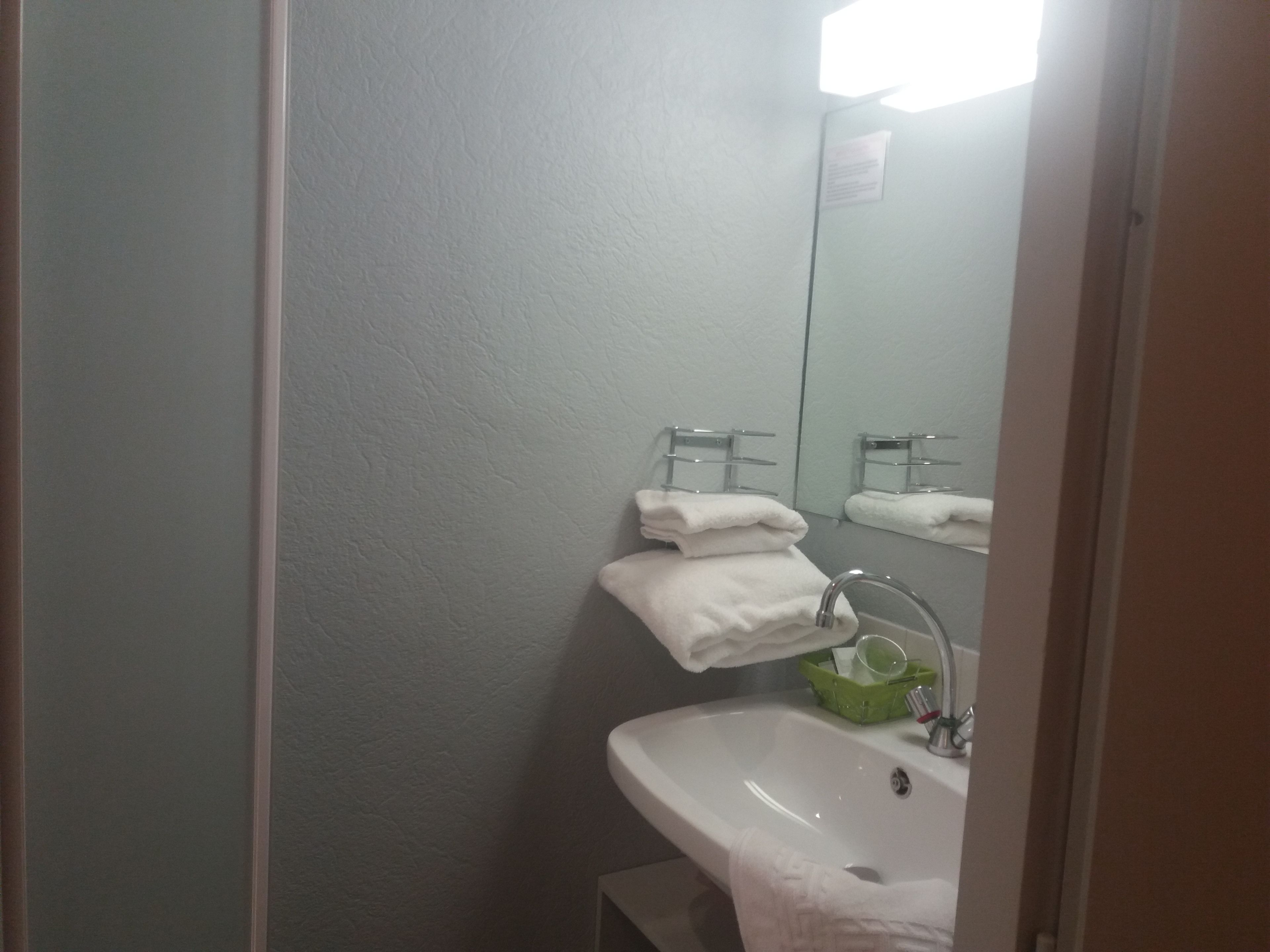 single room | bathroom shower