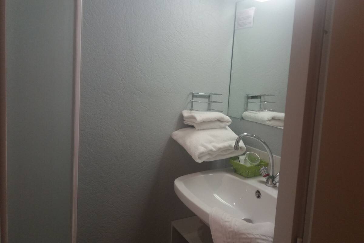 single room | bathroom shower