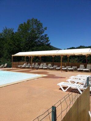 Una piscina al aire libre de temporada (de 10:30 a 20:00), sombrillas
