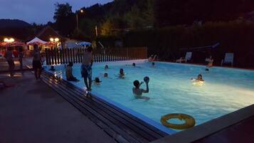 Piscine extérieure (ouverte en saison), parasols de plage