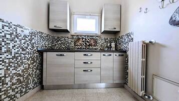 Frigorifero con congelatore, forno, piano cottura