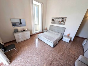 Classic-Vierbettzimmer | 1 Schlafzimmer, hochwertige Bettwaren, Schreibtisch