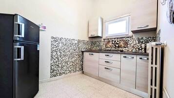 Frigorifero con congelatore, forno, piano cottura