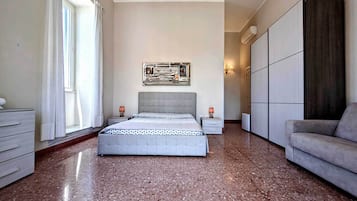 Classic-Vierbettzimmer | 1 Schlafzimmer, hochwertige Bettwaren, Schreibtisch