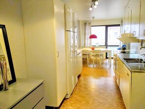 Apartamento, 3 quartos | Cozinha privada | Geladeira grande, fogão, cooktop, lava-louças