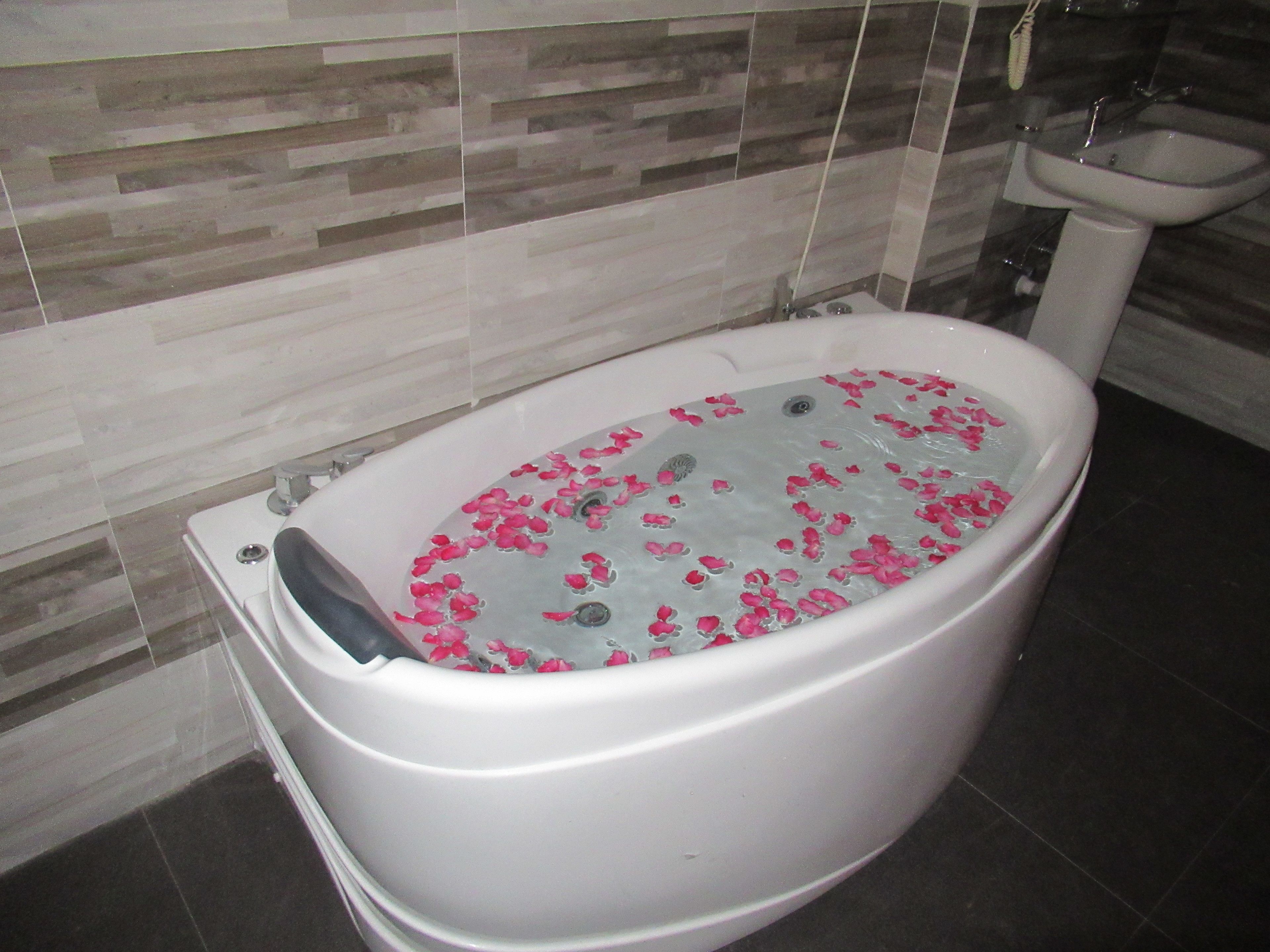 Standard Double or Twin Room, 1 Bedroom, Non Smoking, Partial Ocean View | Minibar, in-room safe, desk, iron/ironing board