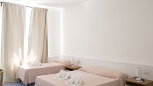 A hotel room with two beds, each with a bedside table, a lamp, and a phone. - B&B Il Cavaliere (Ricadi)