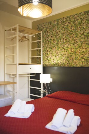 Minibar, escritorio, cunas y ropa de cama 