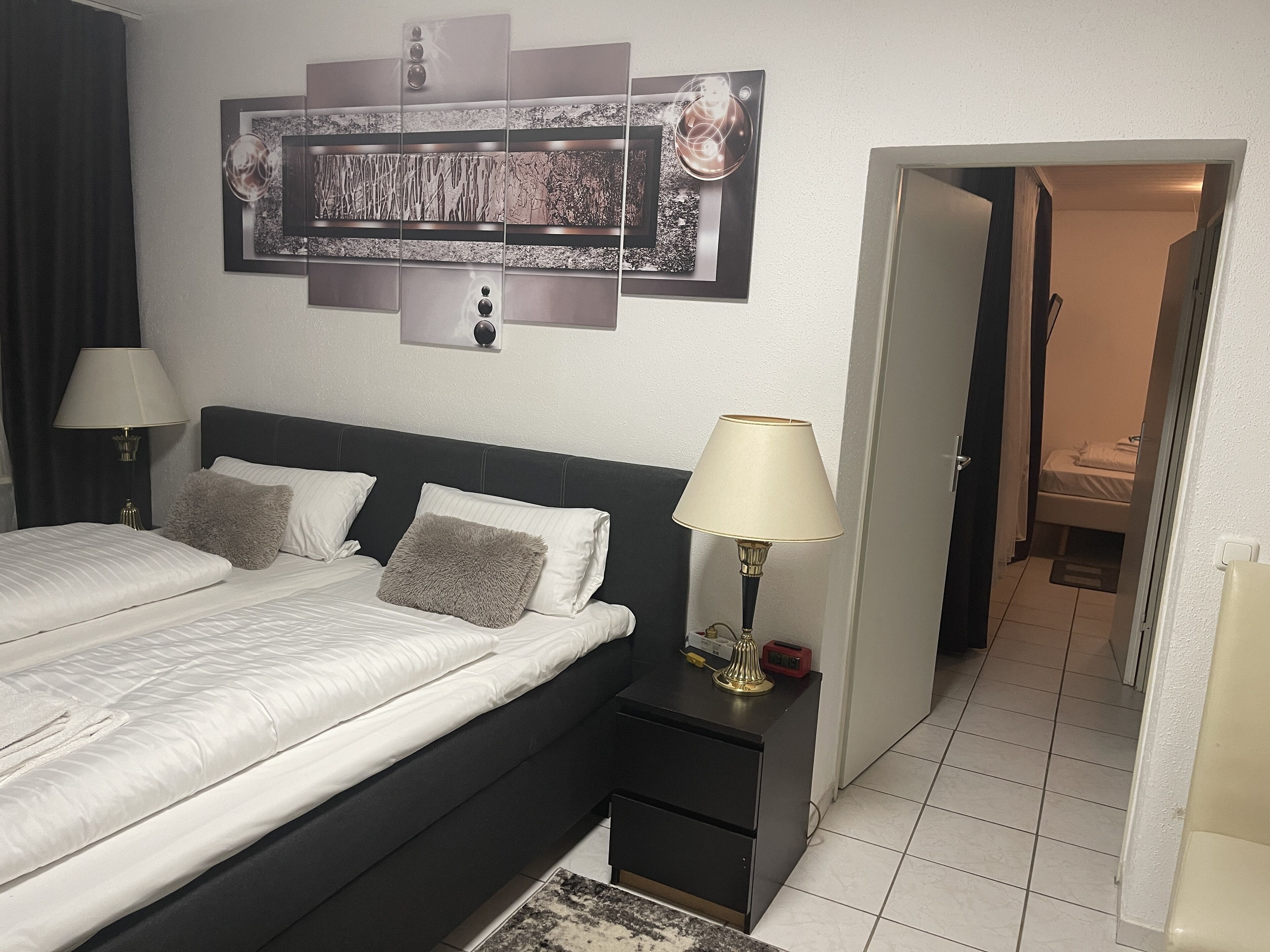 Familienstudio, 2 Schlafzimmer | Wohnbereich | Fernseher