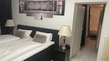 Familienstudio, 2 Schlafzimmer | Wohnbereich | Fernseher