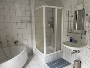 Comfort dubbelrum | Badrum | Dusch, hårtork och handdukar