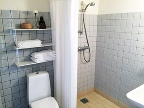 Standard Double Room, 2 Single Beds, Ensuite, Ocean View | Bathroom shower