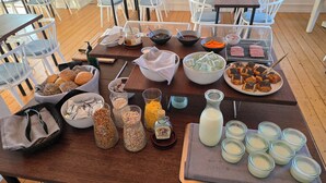 A breakfast buffet with various food items and condiments. - Hotel Udsigten Marstal (Marstal)