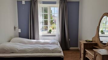 Standard-Apartment, 2 Schlafzimmer | 2 Schlafzimmer, Allergikerbettwaren, kostenloses WLAN, Bettwäsche