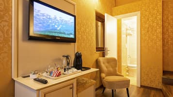 Chambre Triple Luxe, salle de bains privée | Articles gratuits dans le mini-bar, coffres-forts dans les chambres