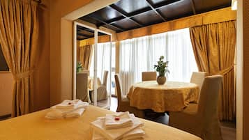 Deluxe-Vierbettzimmer, Terrasse | Kostenlose Minibar, Zimmersafe, Schreibtisch, Verdunkelungsvorhänge