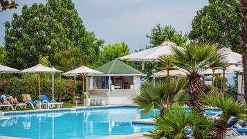 Una piscina al aire libre de temporada