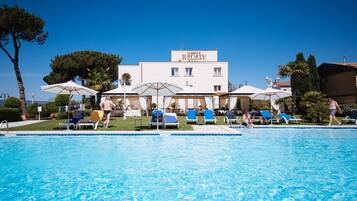 Een seizoensgebonden buitenzwembad