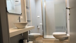 تجهيزات دش، مستلزمات مجانية للعناية الشخصية، مجففات شعر، مراحيض شطف