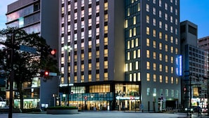 Un moderno edificio de hotel con un letrero llamativo del Hotel Daiwa Roynet.