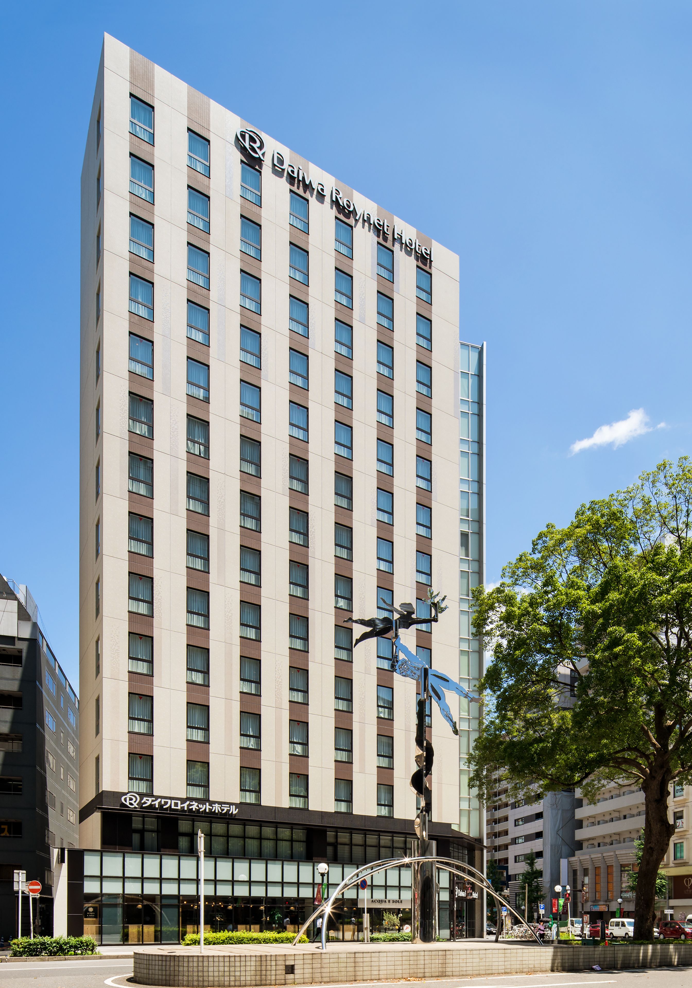 Un grand hôtel au design moderne, doté d’une entrée imposante et d’une sculpture remarquable.
