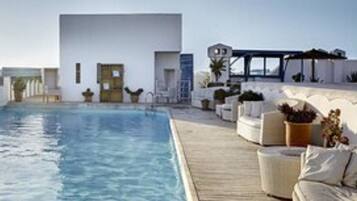 Outdoor pool, pool umbrellas, sun loungers