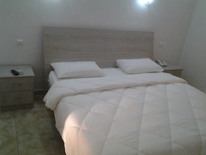 Dobbeltrom – comfort | Individuelt innredet, skrivebord og blendingsgardiner