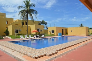 Utendørsbasseng, bassengparasoller og solsenger