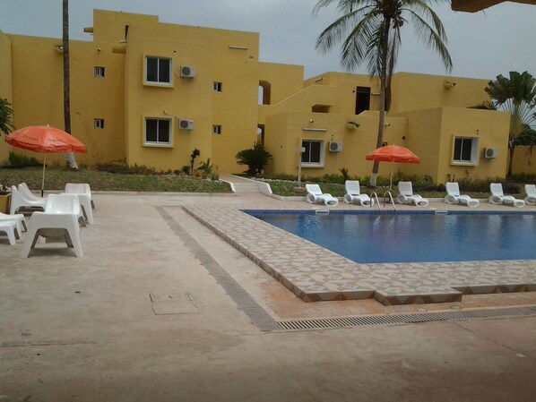 Utendørsbasseng, bassengparasoller og solsenger