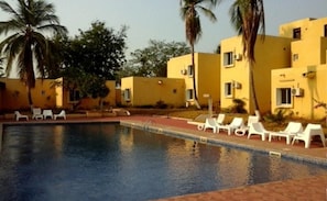 Utendørsbasseng, bassengparasoller og solsenger