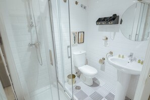Double Room | Bathroom | Shower, free toiletries, hair dryer, towels - Hotel Boutique Alicante Palacete S.XVII - Adults Only (Alicante)