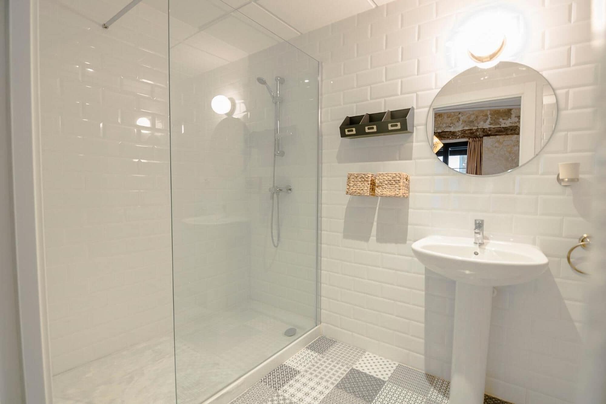 Een douche, gratis toiletartikelen, een haardroger, handdoeken