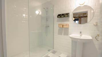 Een douche, gratis toiletartikelen, een haardroger, handdoeken