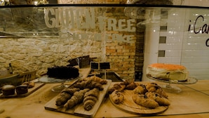 A bakery display with various pastries and cakes, including gluten-free options. - Hotel Boutique Alicante Palacete S.XVII - Adults Only (Alicante)