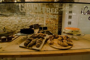 Desayuno continental diario (EUR 15 por persona)