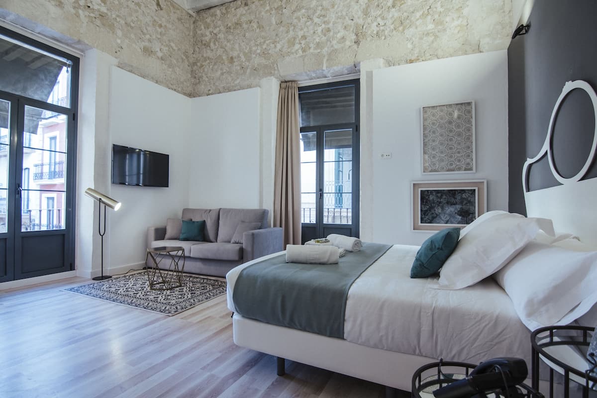Soundproofing, free WiFi, bed sheets