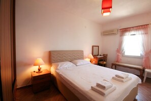 Villa, 3 slaapkamers | 3 slaapkamers, een bureau, een laptopwerkplek, geluiddichte muren