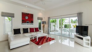 Four Bedrooms - Private Pool Villa | บริเวณนั่งเล่น | ทีวีจอแบน
