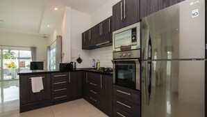 Four Bedrooms - Private Pool Villa | ครัวส่วนตัว | ตู้เย็น, ไมโครเวฟ, เตาอบ, เตาประกอบอาหาร