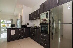 Four Bedrooms - Private Pool Villa | 전용 주방 | 냉장고, 전자레인지, 오븐, 쿡탑
