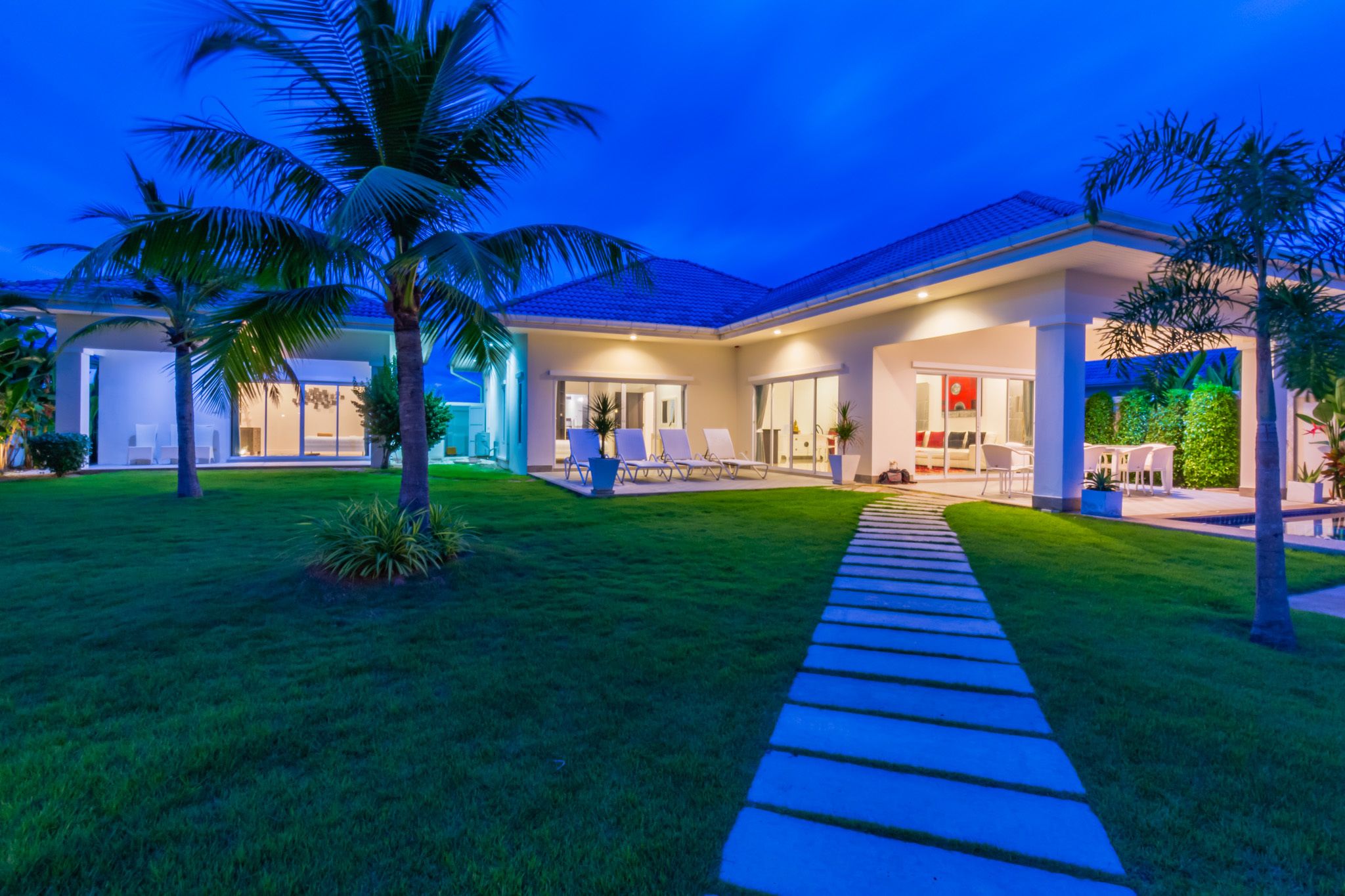 住宿正面 - 傍晚/夜晚