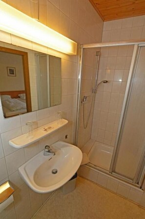 エコノミー ダブルルーム シティビュー | バスルーム