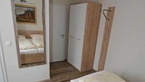 A room with a bed, a wardrobe, and a mirror. - Weinhaus Hehner Kiltz (Waldböckelheim)
