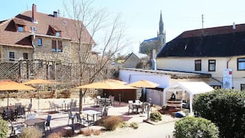 Doppelzimmer, Gartenblick | Speisen im Freien