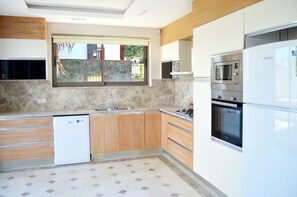 Huvila, 3 makuuhuonetta | Yksityinen keittonurkkaus | Jääkaappi, mikroaaltouuni, uuni, liesi