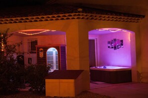 A spa area with a hot tub and a massage room, both illuminated by purple lighting. - Le Mas Pinède (Lorgues)