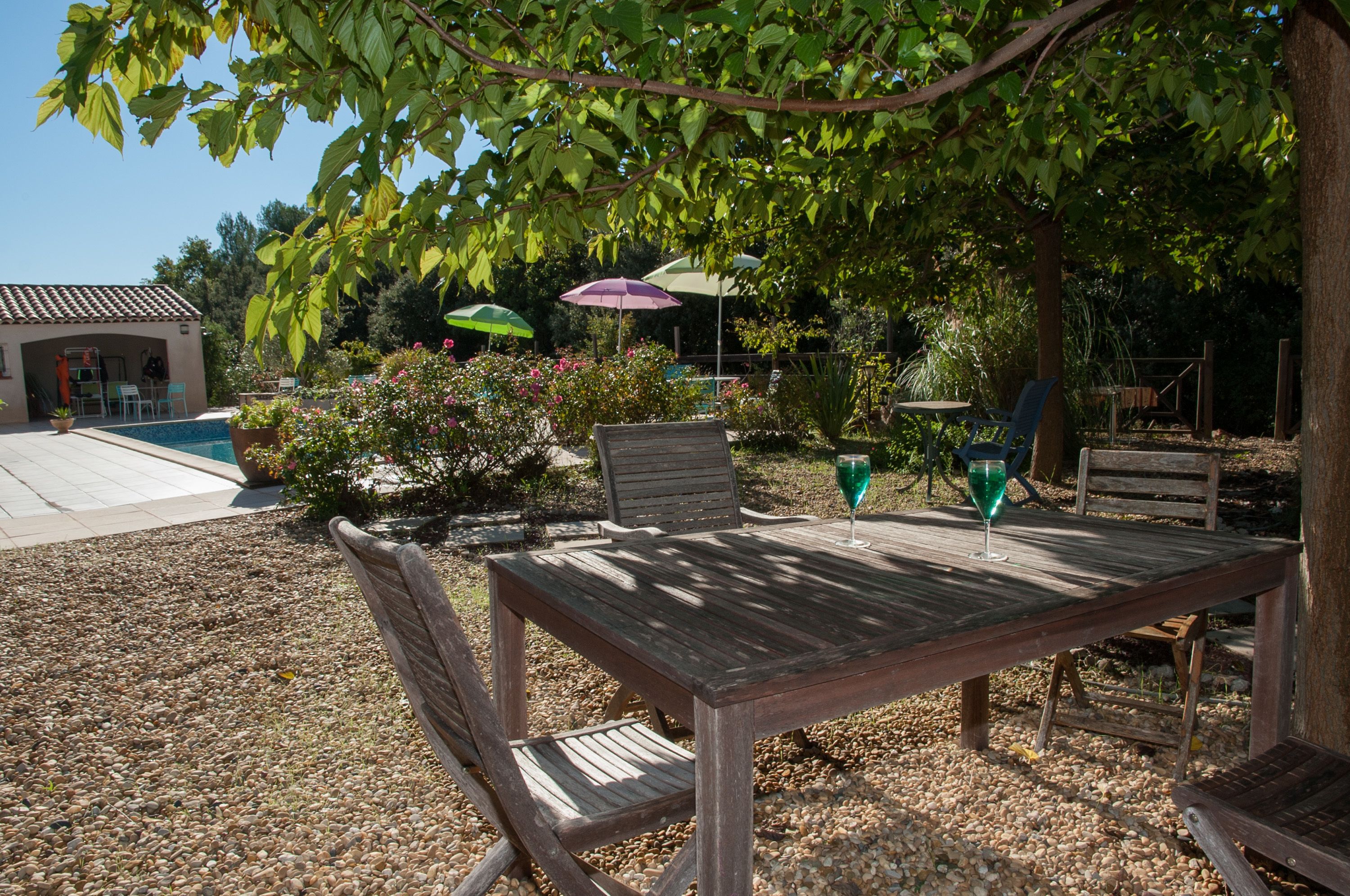 Een seizoensgebonden buitenzwembad, parasols voor strand/zwembad