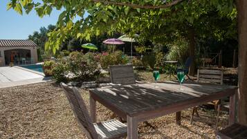 Piscine extérieure (ouverte en saison), parasols de plage